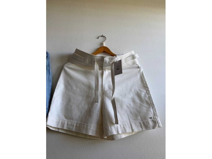 weiße Shorts von vorne