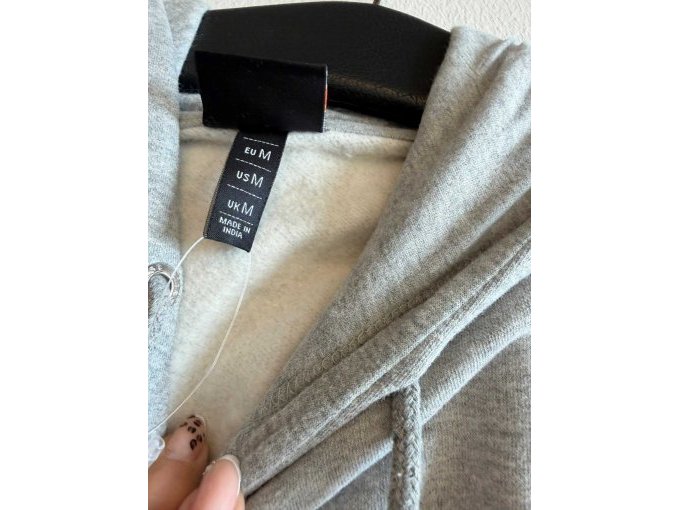 Etikett grauer Pullover