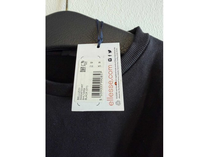 Etikett schwarzer Pullover