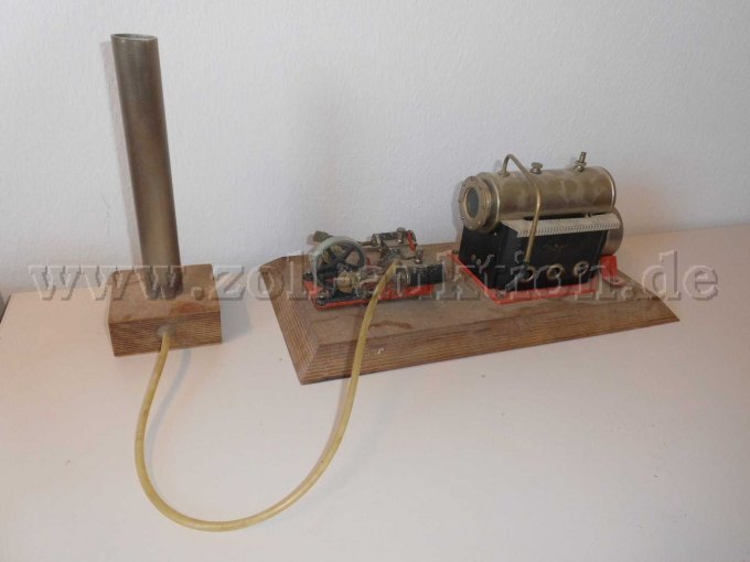 Dampfmaschine auf Holzplatte