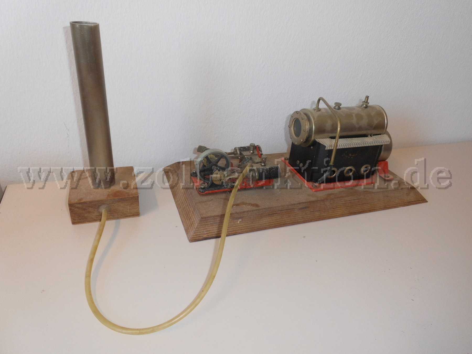 Dampfmaschine auf Holzplatte