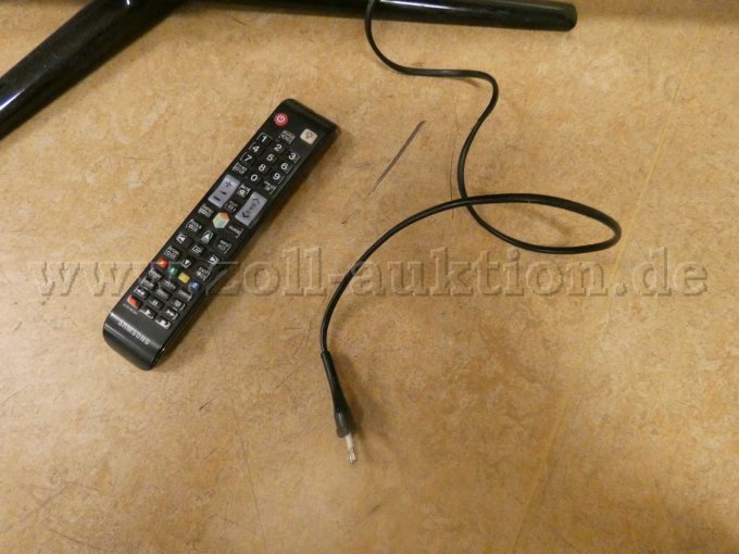 Fernbedienung und Netzkabel