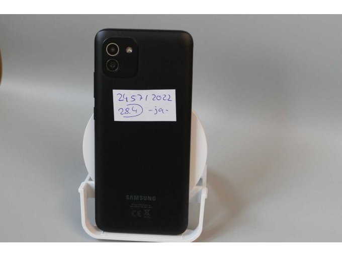 Samsung Galaxy A03 (SM-A035F), 64 GB, Rückseitenansicht mit Kameralinsen im Stehen