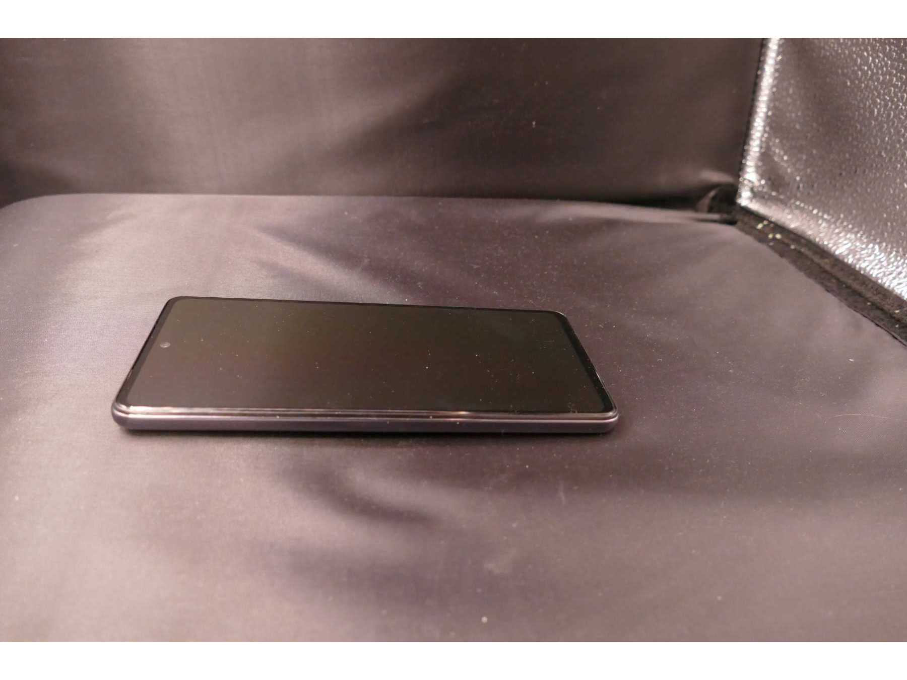 Samsung A52 5G (SM-A526B), 128 GB, seitliche Displayansicht im Liegen von links, linke Umrandung