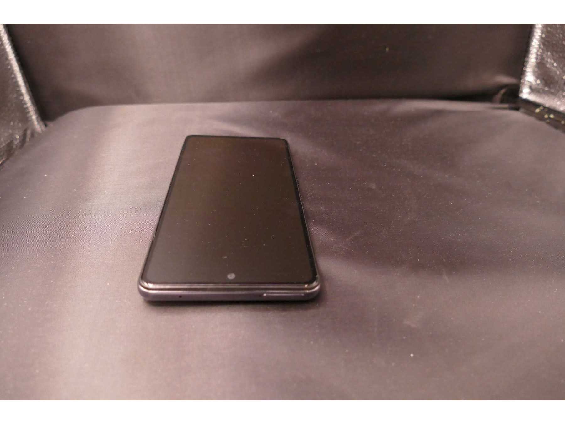 Samsung A52 5G (SM-A526B), 128 GB, Displayansicht mit oberer Umrandung im Liegen, SIM-Kartenslot