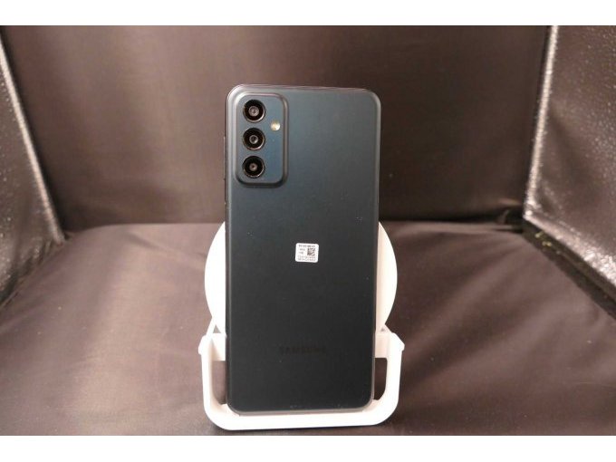 Samsung Galaxy M23 Dual SIM (SM-M236B), 128 GB, Rückseitenansicht mit Kameraansicht im Stehen