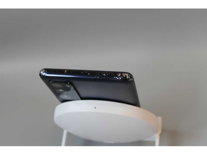 Samsung Galaxy S20 FE Dual SIM (SM-G780G), 128 GB, obere Umrandung, nähere Aufnahme der Beschädigung im Stehen