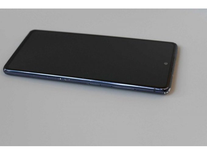 Samsung Galaxy S20 FE Dual SIM (SM-G780G), 128 GB, rechte Seitansicht mit Displayansicht im Liegen, Bedientasten sichtbar