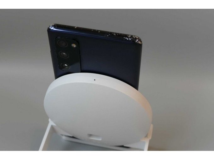 Samsung Galaxy S20 FE Dual SIM (SM-G780G), 128 GB, Ansicht der oberen Rückseite mit Kameralinsenansicht im Stehen
