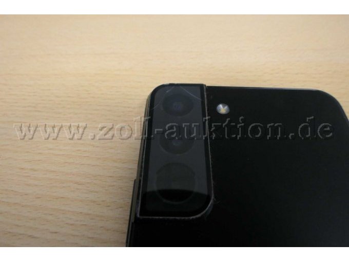 Detailaufnahme der Rückkamera mit Beschädigungen am Glas