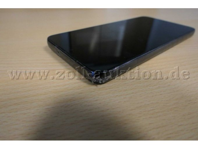 Detailaufnahme Display und Rahmen schräg oben links