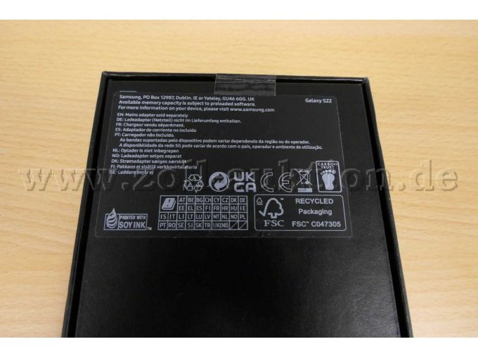 Detailaufnahme des Typenaufklebers auf der OVP-Rückseite