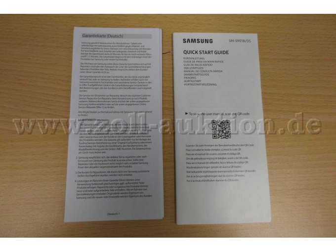 Detailaufnahme Handbuch und Garantiekarte