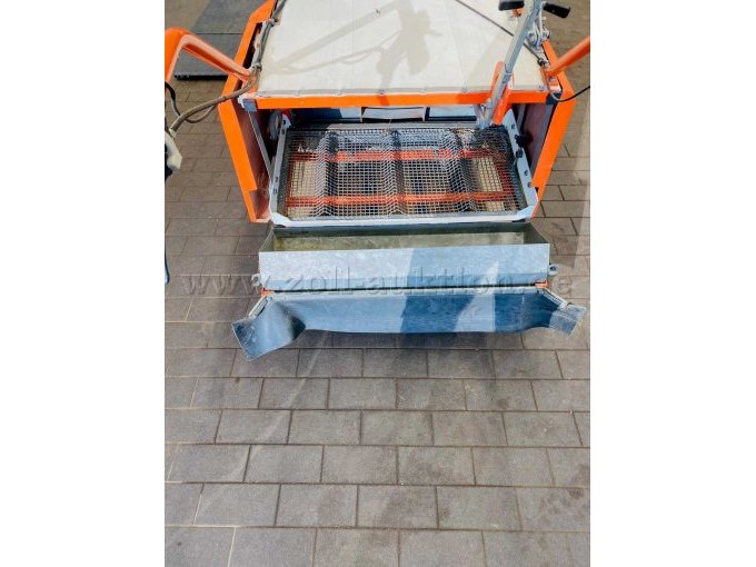Sandreinigungsmaschine von hinten, Gummileiste verbogen