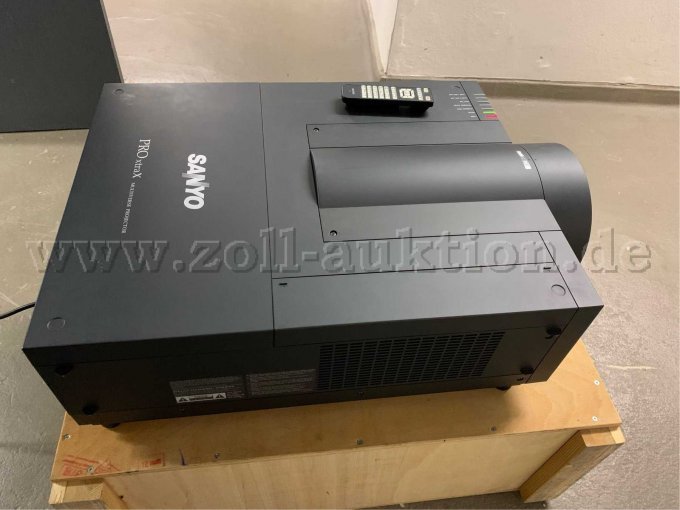 Sanyo Projektor von oben seitlich und Fernbedienung