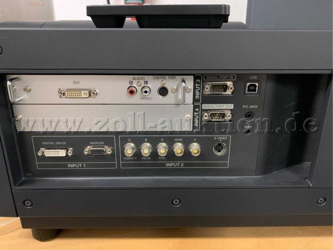 Sanyo Projektor seitlich mit Anschlüsse