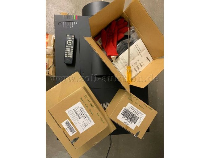 weiteres Zubehör: 2x originalverpackte Ersatzlampen, Fernbedienung, Netzanschlusskabel 230V alles in Karton verpackt