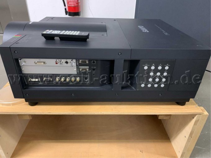 Sanyo Projektor seitlich mit allen Anschlüssen