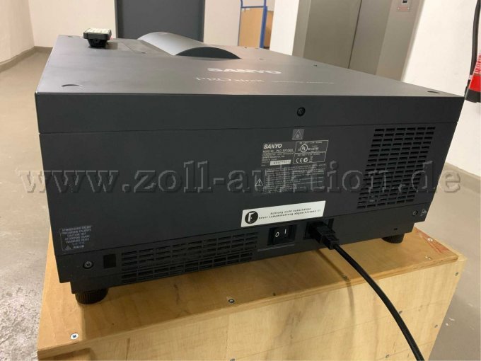 Sanyo Projektor von hinten mit Typenschild