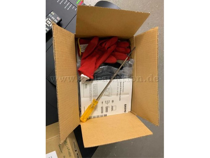 originales Objektiv aus Lieferumfang im Karton mit Montagewerkzeug und Wechselanleitung