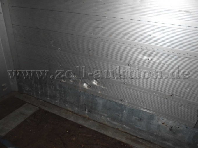 beschädigte Innenwand aus Metall
