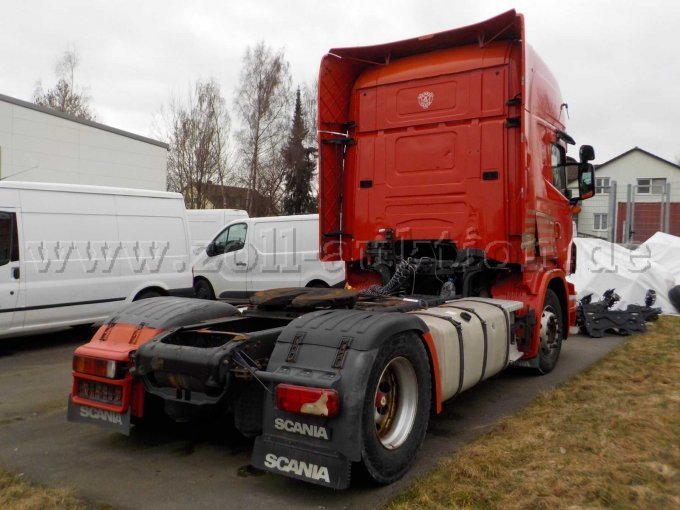 Heck- und Seitenansicht Zugmaschine