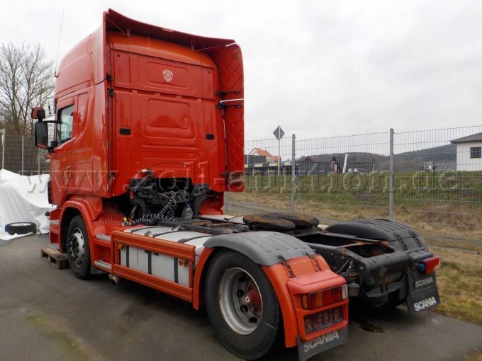 Heck- und Seitenansicht Zugmaschine