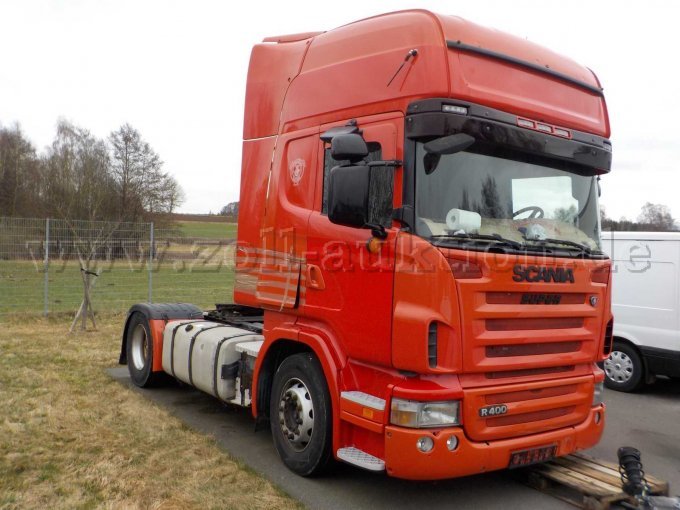 Front- und Seitenansicht Zugmaschine