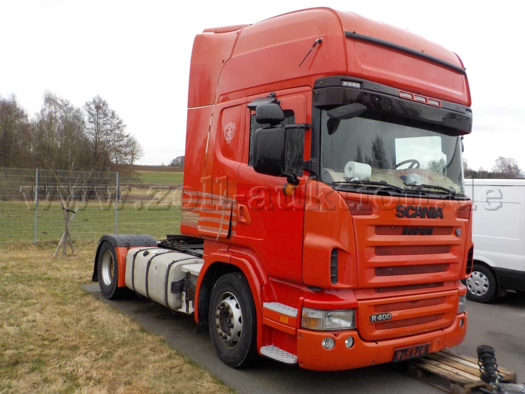 Front- und Seitenansicht Zugmaschine