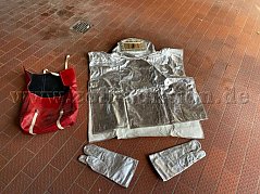 Hitzeschutzkleidung ausgepackt