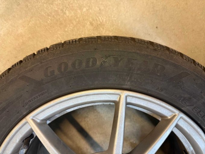 Goodyear Schriftzug auf Reifen