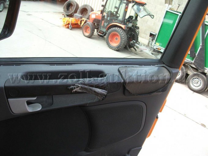 Ansicht defekter Türgriff und verschlissenes Ellenbogenpolster