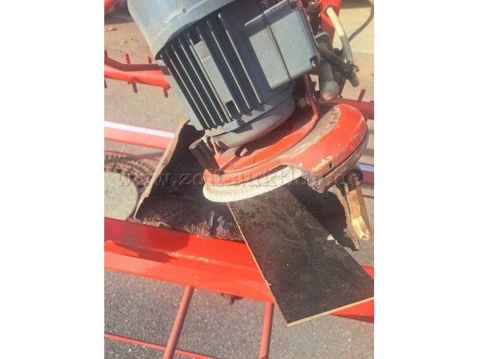 Einige Schleifrückstände im Schutz des Schleifsteins Schutz funktionstüchtig