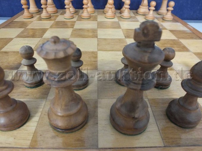 Detailaufnahme rotbraune Schachfiguren König und Dame