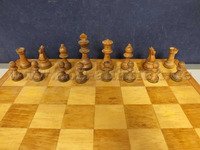 Ansicht rotbraune Schachfiguren auf dem Schachbrett