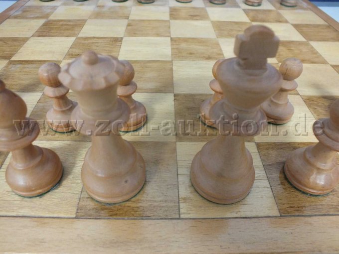 Detailaufnahme orangegelbe Schachfiguren König und Dame