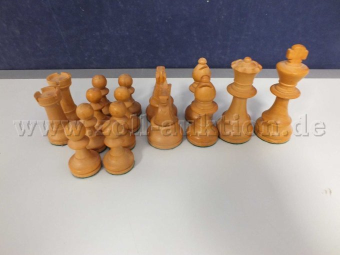 Gesamtansicht der orangegelben Schachfiguren