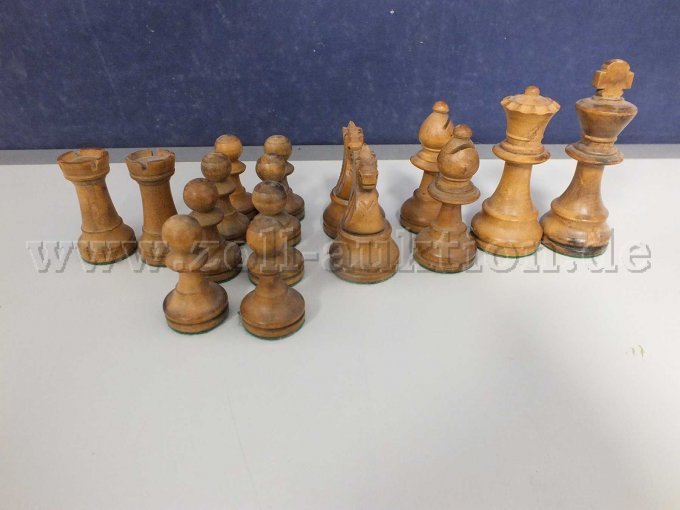 Gesamtansicht der rotbraunen Schachfiguren