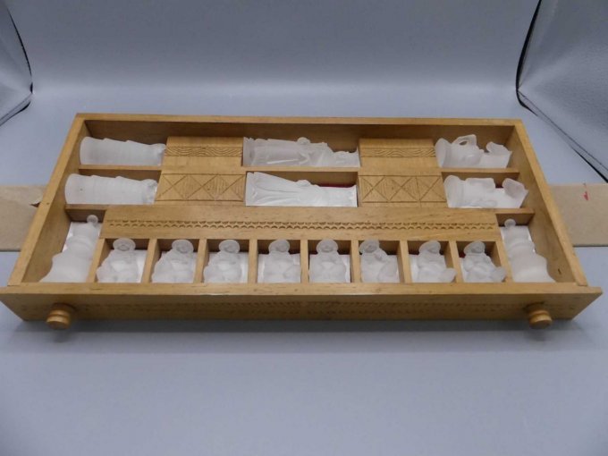 Aufbewahrungskiste mit 16 Schachfiguren aus Bergkristall