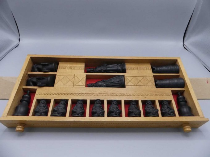 Aufbewahrungskiste mit 16 Schachfiguren aus schwarzem Onyx