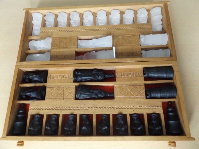 hochwertiges Schachfigurenset mit 32 Figuren aus schwarzem Onyx und Bergkristall mit zugehörigen Aufbewahrungskisten