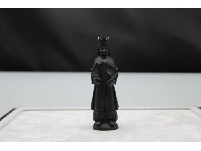Schachfigur aus schwarzem Onyx, König