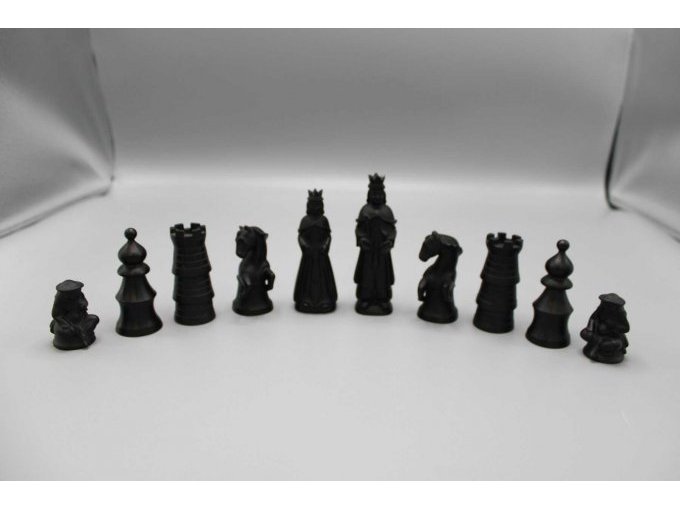 Schachfiguren aus schwarzem Onyx, Gesamtansicht