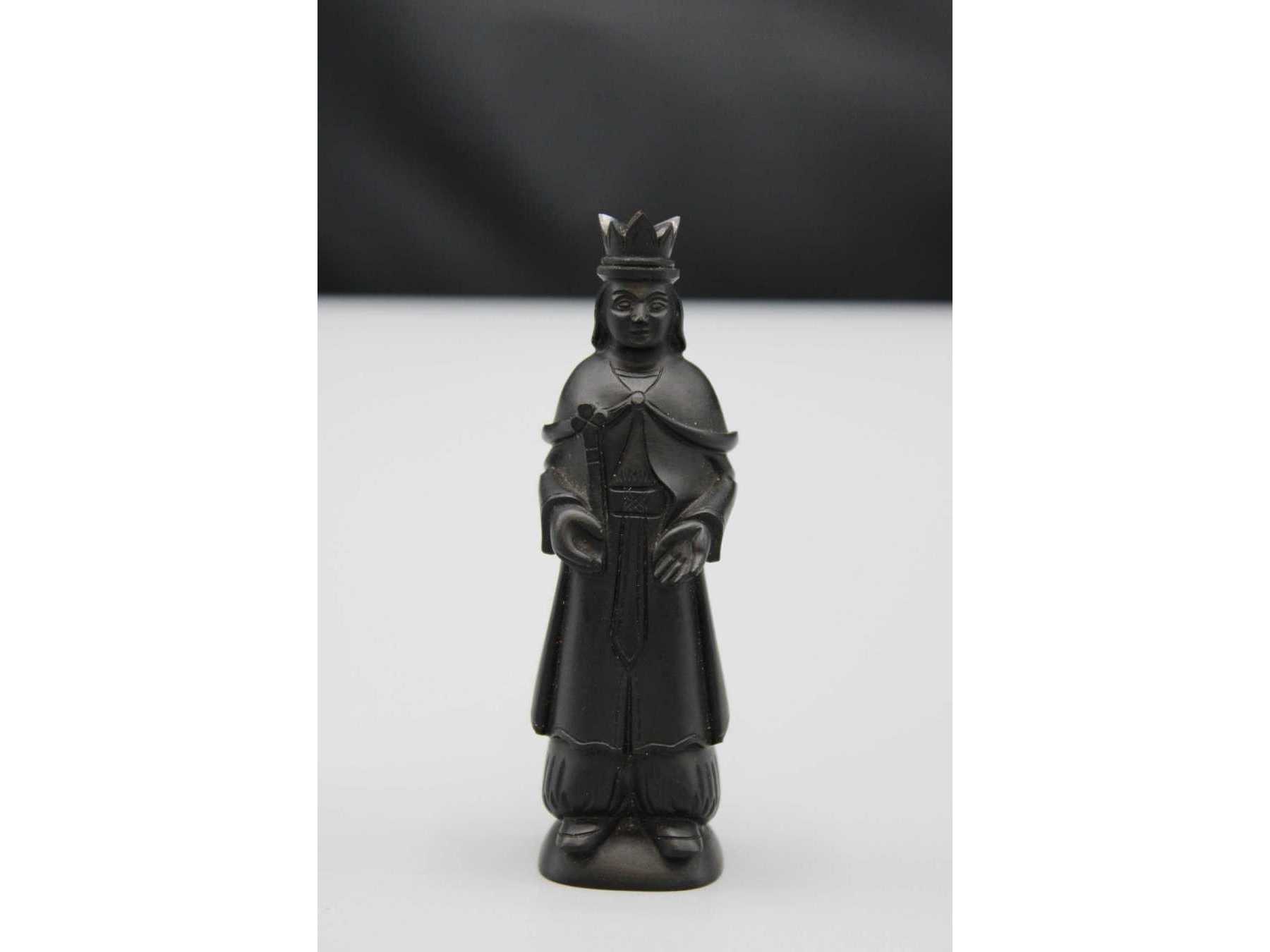 Schachfigur aus schwarzem Onyx, König