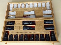 hochwertiges Schachfigurenset mit 32 Figuren aus schwarzem Onyx und Bergkristall mit zugehörigen Aufbewahrungskisten