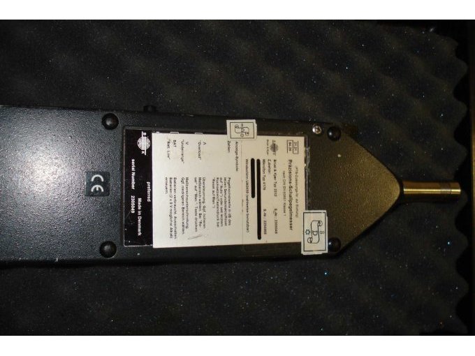 Brüel & Kjaer von hinten mit CE-Zeichen.