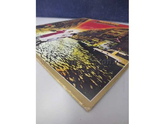 Seitliche Aufnahme des Cover von vorne