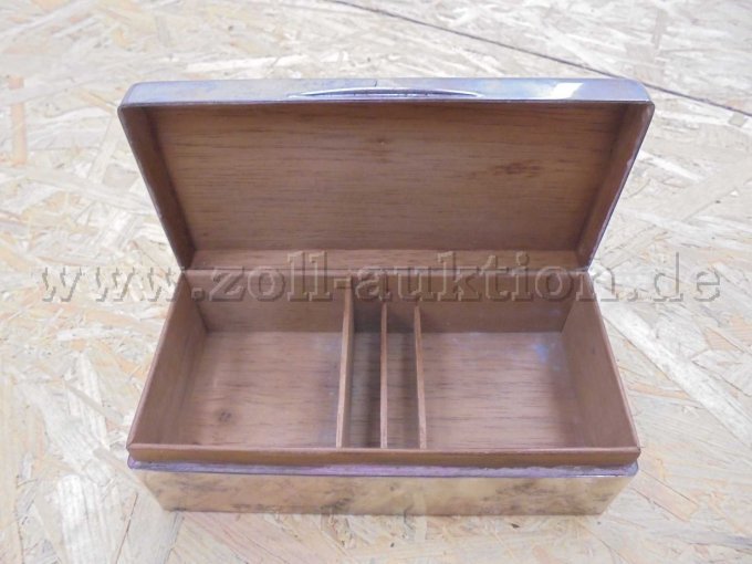 Schatulle offen mit Zedernholz