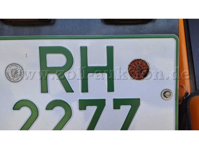 Kennzeichenschild mit Tüv-Plakette 04/28