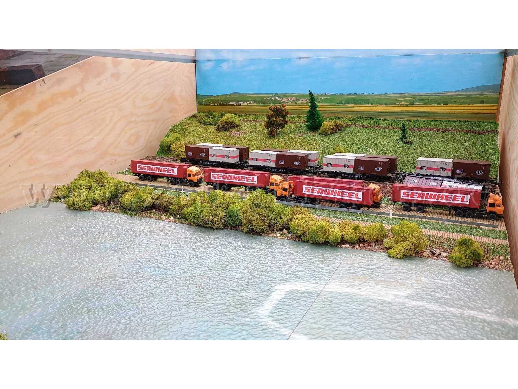 Ansicht geöffneter Schaukasten in Transportbox